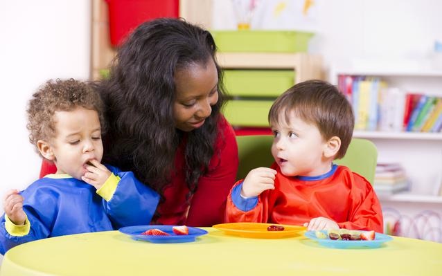 nounou-garder-enfants-aide-domicile-mainbg nounou-garder-enfants-aide-domicile-mainbg